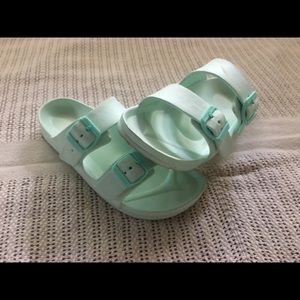 Minty blue sandals 🌾